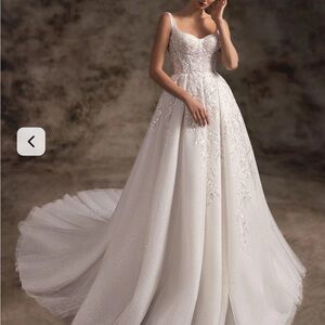 Elegant A-line Wedding Gown with Sweetheart Neckline